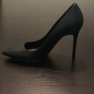 Pointy toe theory pumps